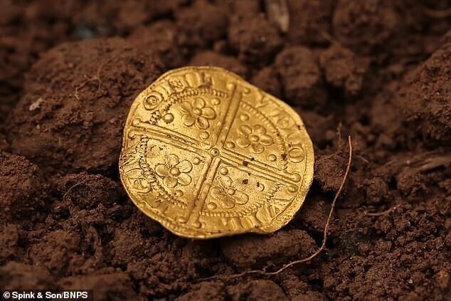 Искатель кладов нашел редчайшую золотую монету с изображением Генриха III