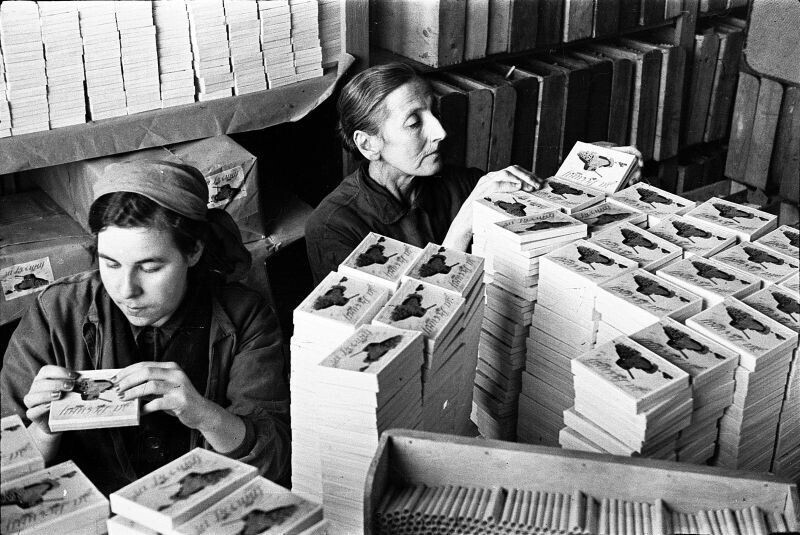 Работницы свердловской табачной фабрики упаковывают папиросы «За Родину».