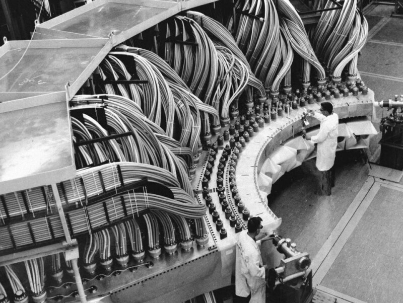 Эксперименты по созданию термоядерного реактора для производства энергии. В оригинале: Scyllac Toroidal Theta-Pinch Fusion Experiment, 1974
