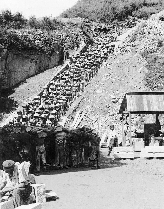 «Лестница смерти»: заключенных заставляют нести гранитную глыбу весом до 50 кг по 186 ступеням на вершину карьера в концентрационном лагере Маутхаузен. Начало 1940-х.
