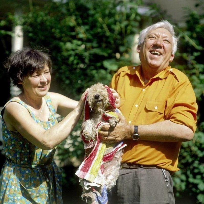Юрий Никулин с женой Татьяной искупали любимую собаку. Фото 1983 г.