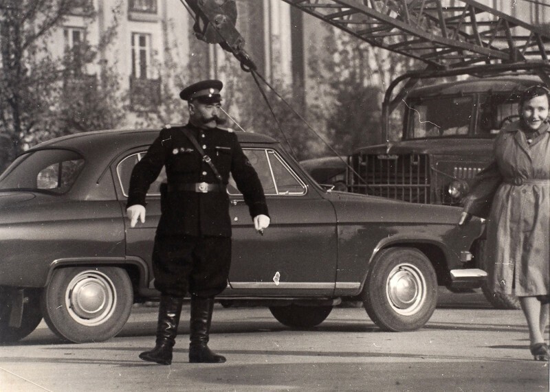 Колоритный регулировщик на улицах Москвы. Фото Всеволода Тарасевича, 1960-е