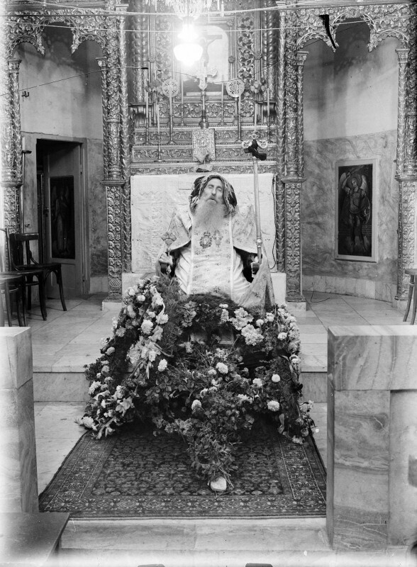 Тело мертвого сирийского епископа, сидящего во время его похорон. 1940