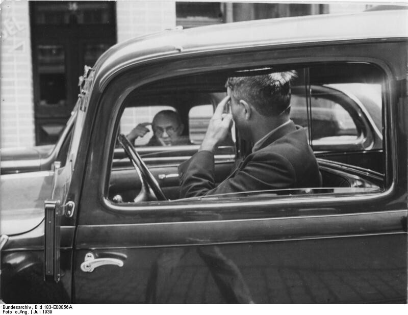 Берлинские водители показывают кто есть кто на дороге. 1939г.