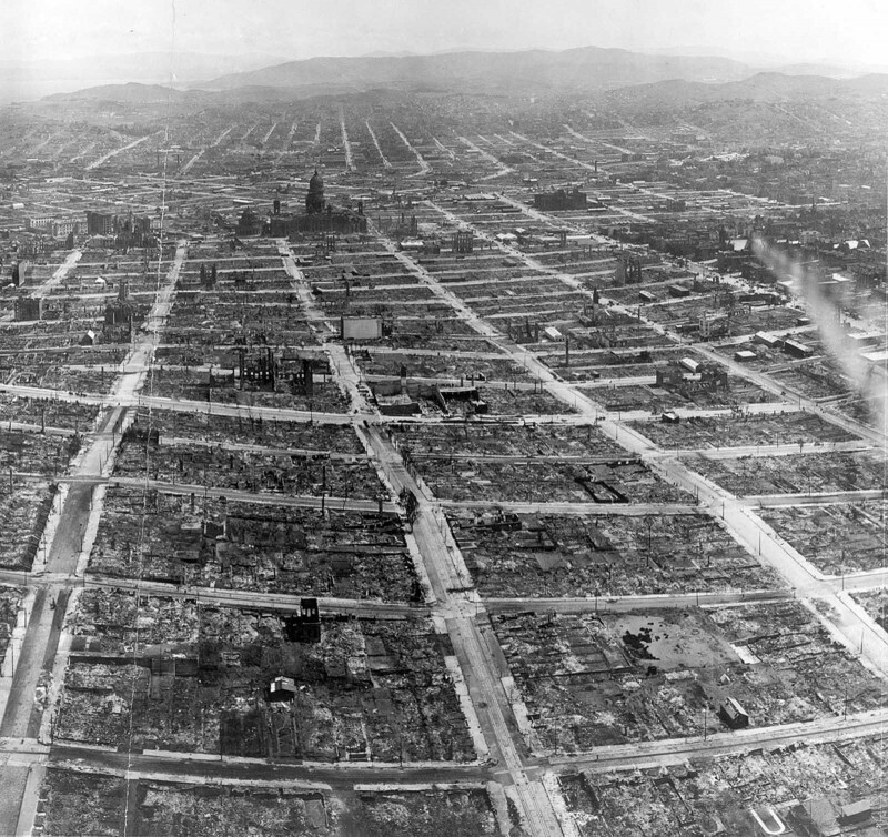 Панорамный снимок с дирижабля Сан-Франциско, стертого с лица земли землетрясением и последующим общегородским пожаром, 1906 год.
