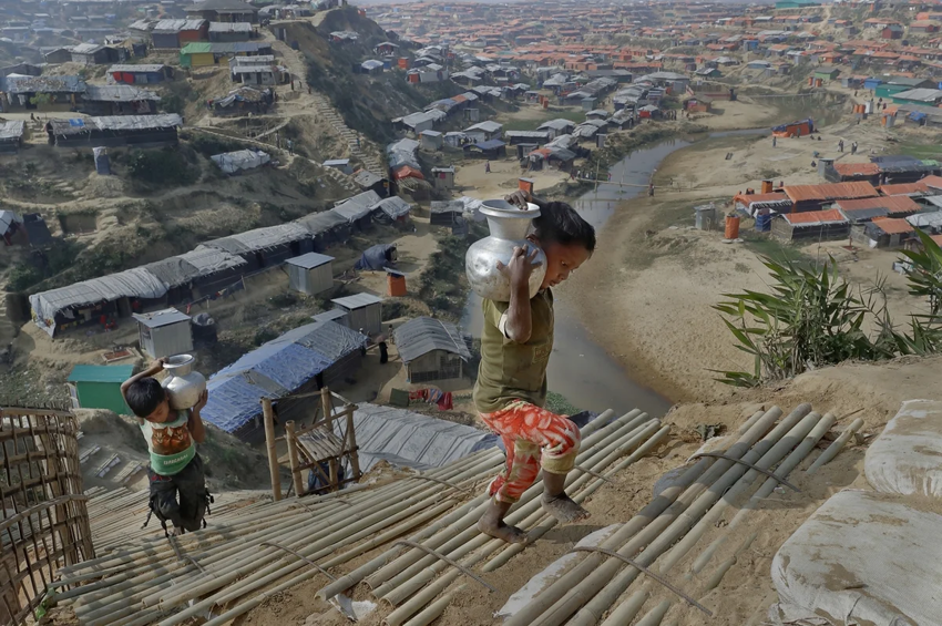 Двое детей Рохинджа (этническая группа, проживающая в Мьянме) приносят питьевую воду в свои дома с высоты в сотни метров. Нехватка питьевой воды остро ощущается в их лагерях.  