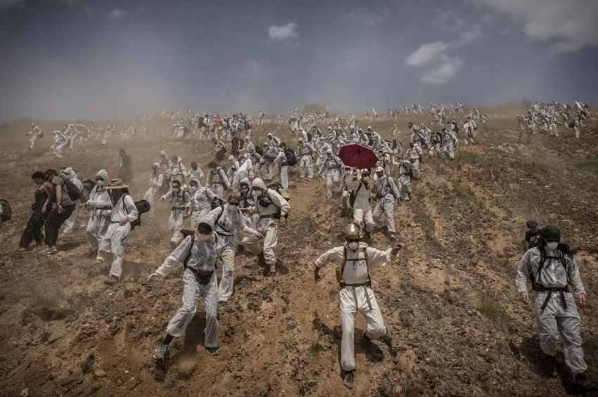 Активисты группы по борьбе с изменением климата "Ende Gelaende" захватывают карьер бурого угля в Гарцвайлере, в Северном Рейне Весфалия, чтобы не дать экскаватору копать