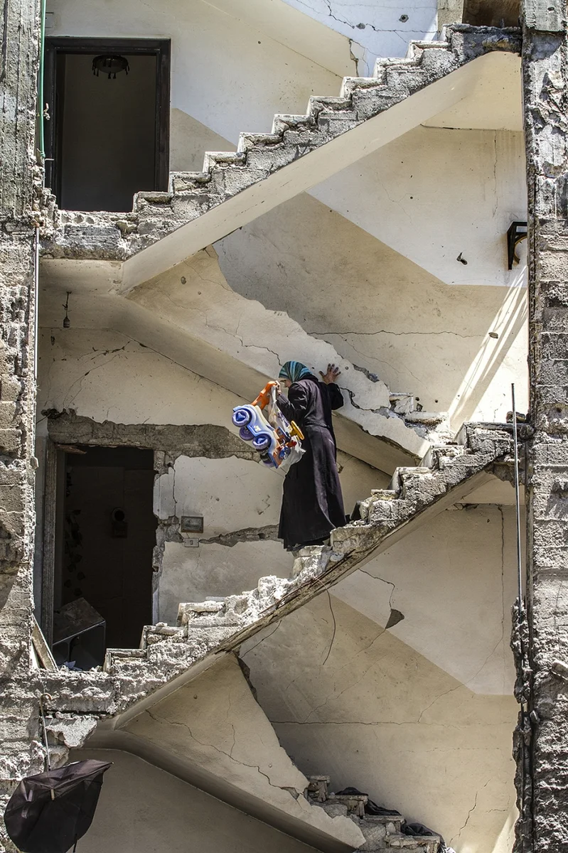 Хомс, третий по величине город Сирии, был вовлечен в войну в течение четырех лет. Мать, вернувшаяся домой после окончания конфликта, нашла игрушечную машинку своего ребенка в остатках своего дома.