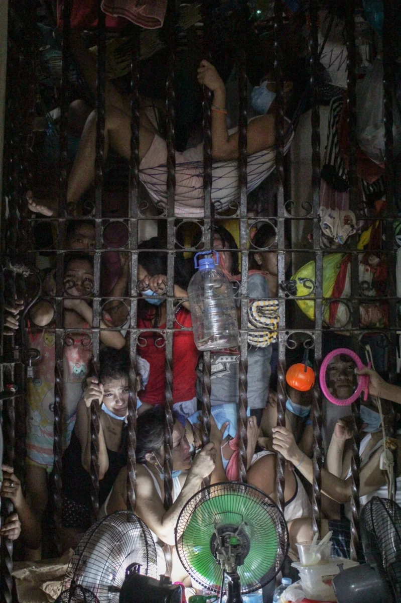 Заключенные в ужасе после того, как один из них умер от менингококцемии в центре заключения в Биньяне, Лагуна, южная часть Манилы.