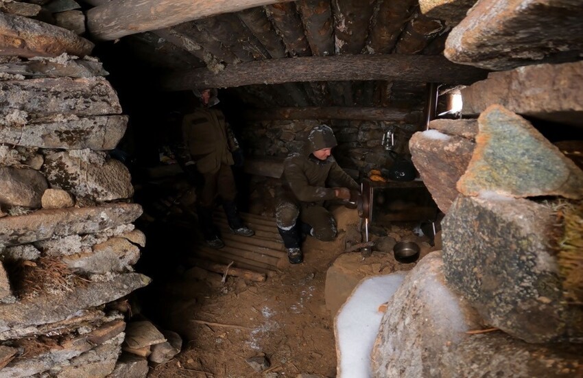 Два сибиряка нашли в Тайге секретную землянку и заночевали там в -17