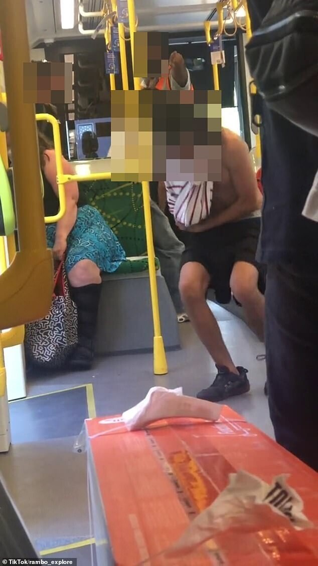 В Австралии водитель выставил из трамвая трёх подростков