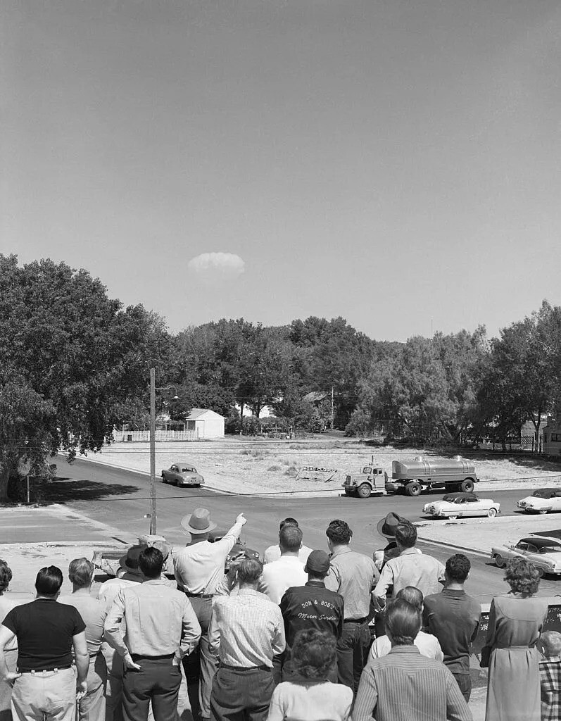Жители Лас-Вегаса наблюдают грибовидное облако от испытаний бомбы, 1952 год