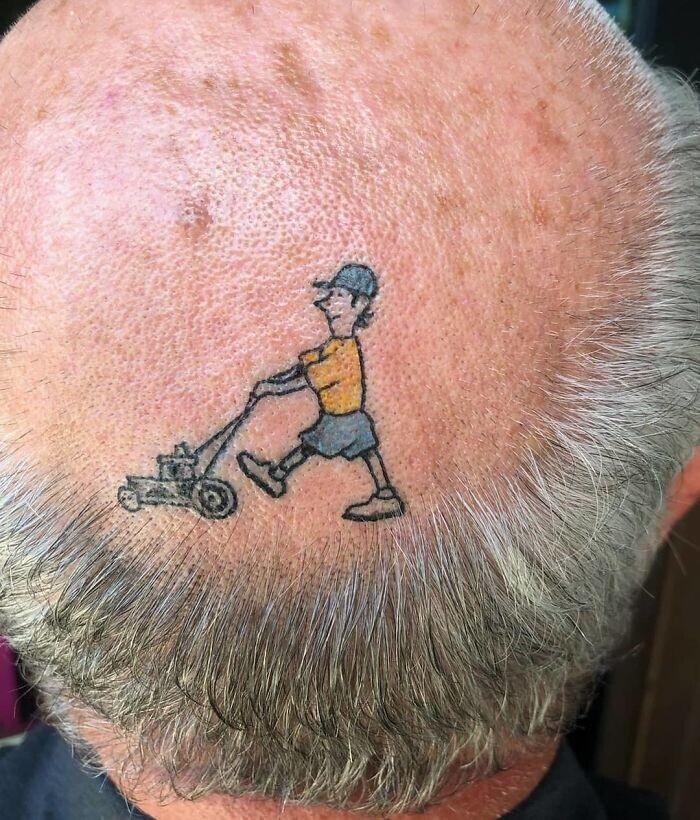 7. "Этот крутой джентльмен решил сделать свою первую татуировку на лысине. Ему за 60, но он юн душой"