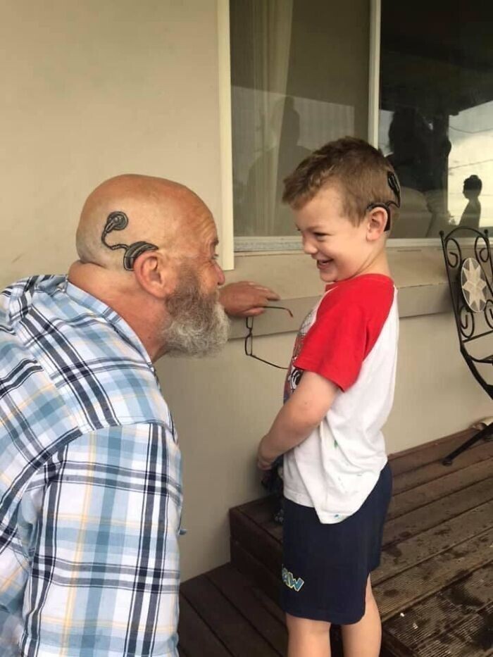 1. "Дедушка сделал татуировку кохлеарного импланта, чтобы стать похожим на своего внука"