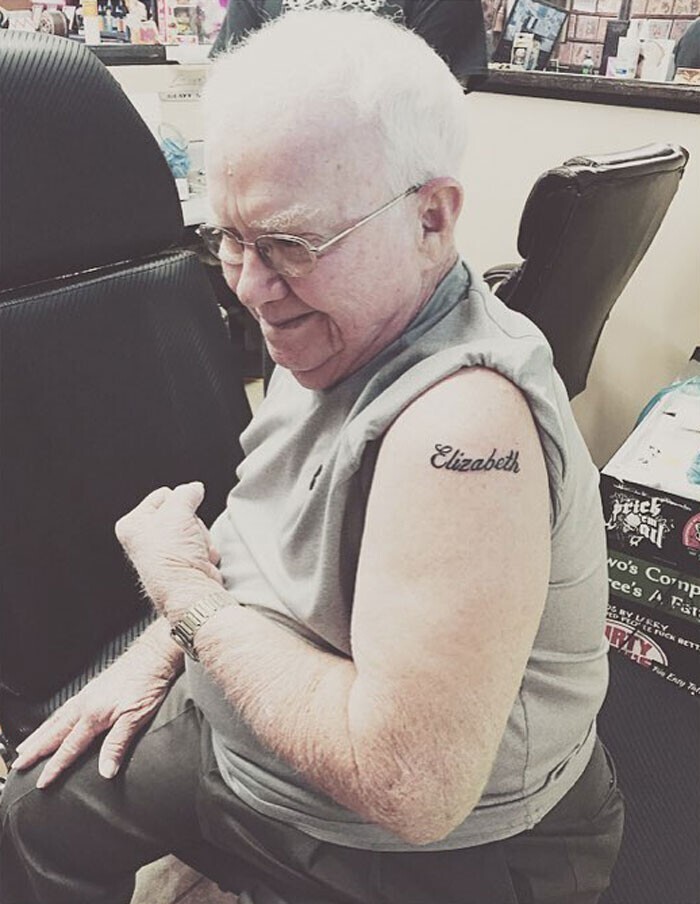 11. "Мой старенький папа очень долго ждал, чтобы наконец-то сделать эту татуировку"