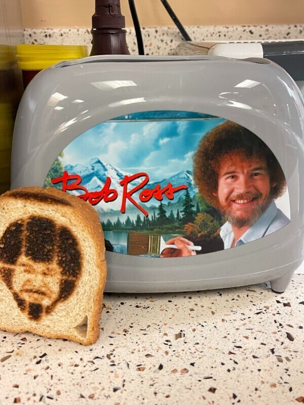Тостер, который поджаривает хлеб, рисуя на нем портрет известного телеведущего Боба Росса
