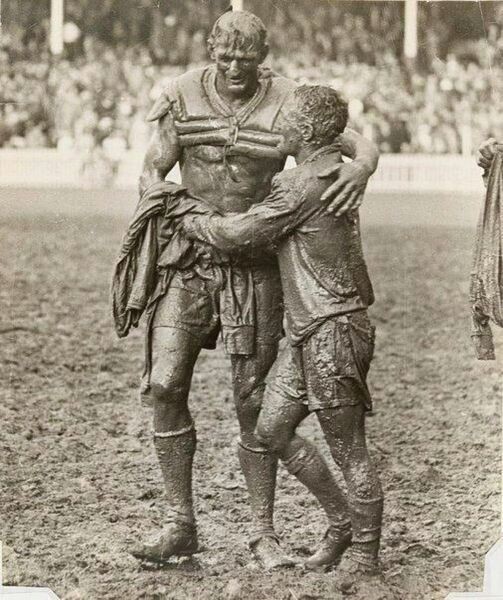 Капитаны команд-противников, Норм Прован и Артур Саммонс, обнимаются после австралийского финала по регби, 1963 год