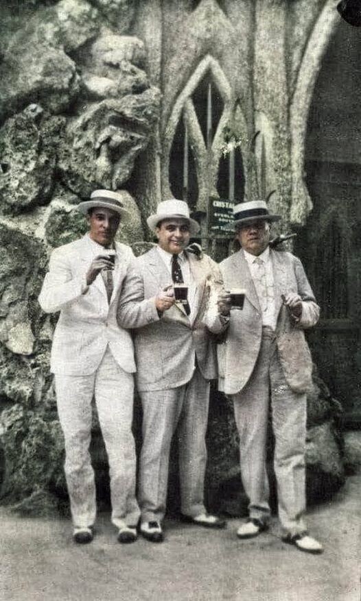 Гангстер Аль Капоне (посередине) со своими коллегами в Гаване. 1930 год