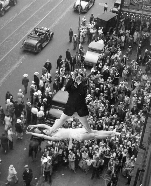 Уличные акробаты в Нью-Йорке, 1931 год