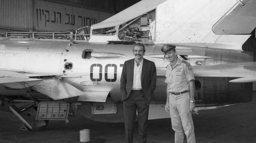 Шон Коннери на фоне МиГ-21