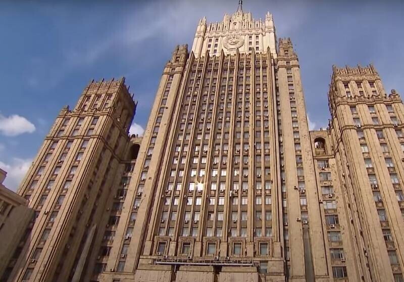 Кому понадобилось распускать слухи об эвакуации российского посольства из Киева.