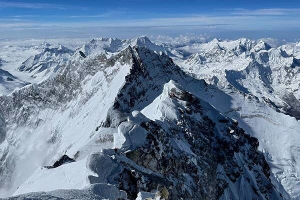 2. Тела и вещи людей, погибших во время восхождения на Эверест, используются другими альпинистами в качестве ориентиров.