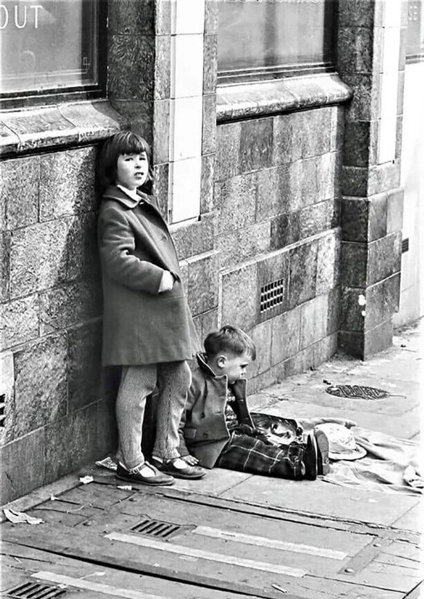 Дети ждут, когда их родители выйдут из паба. Лондон, 1950-е