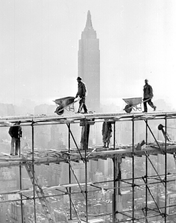 Строительство здания Организации Объединенных Наций на фоне Эмпайр-стейт-билдинг, 1949 г., Нью-Йорк