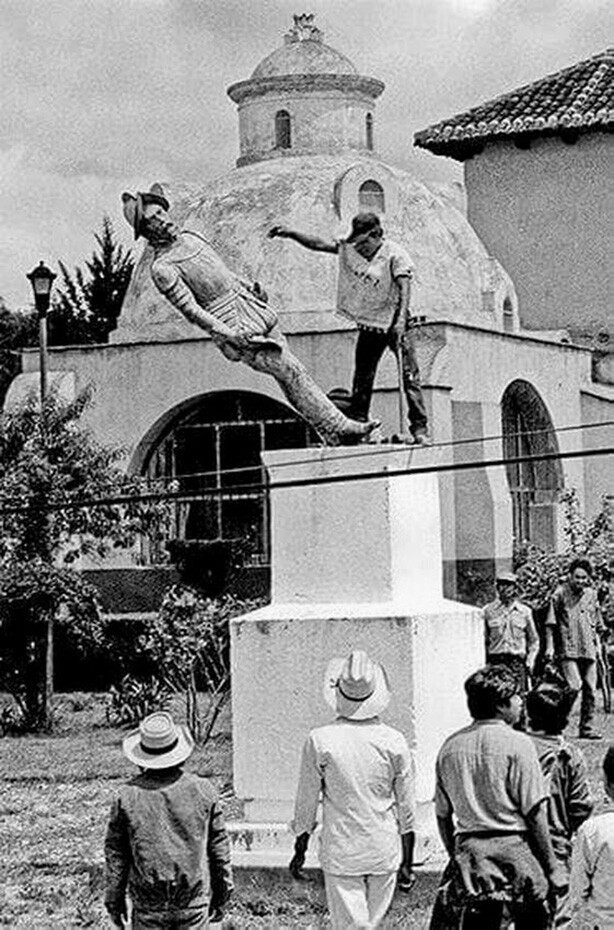 Индейцы свергают с постамента памятник Христофору Колумбу, Сан-Кристобаль-де-лас-Касас, Мексика, 1994 год