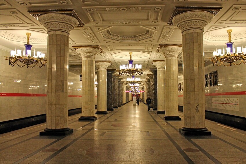 В Петербурге приезжие требуют продублировать информацию в метро на узбекском и таджикском
