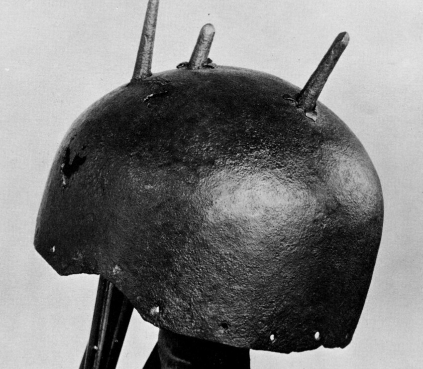Шлем, пробитый тремя арбалетными  болтами