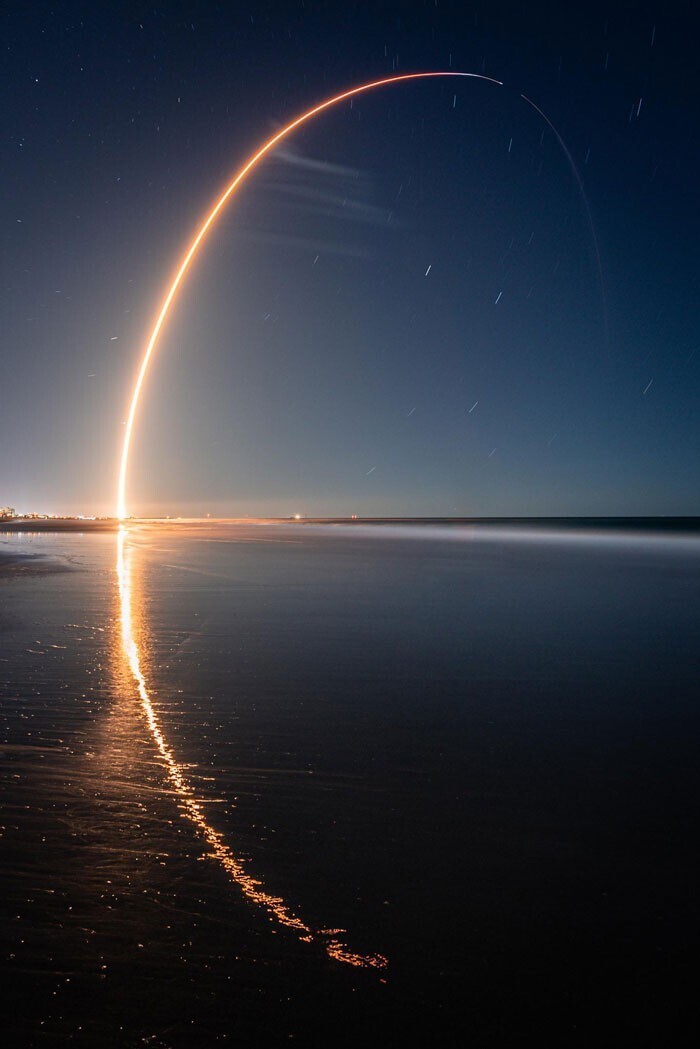 2. Фотография запуска SpaceX с длинной выдержкой и отражение в океане