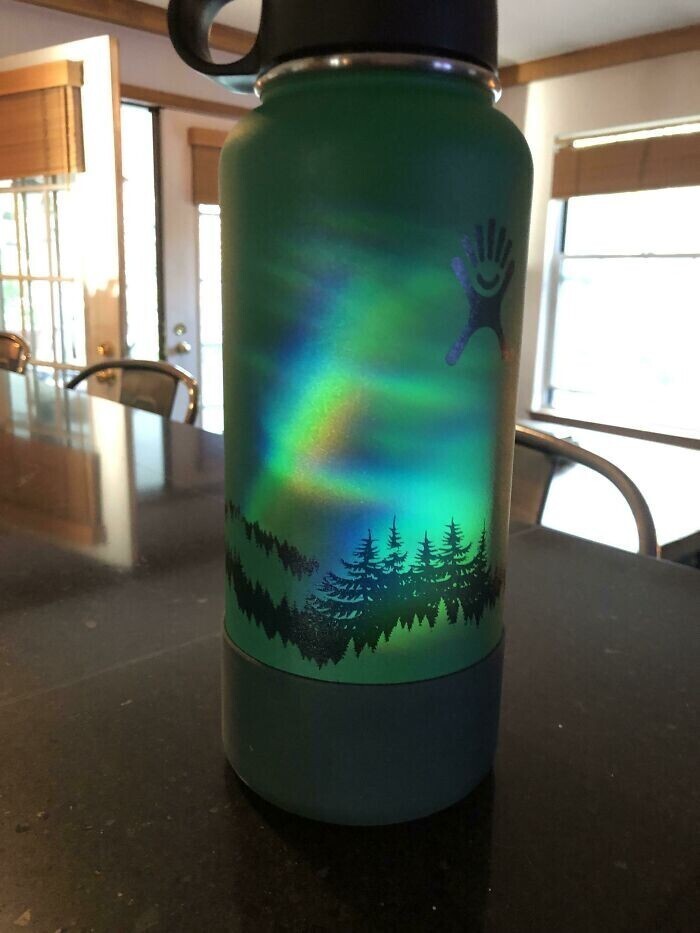 7. Отражение на бутылке с водой выглядит как северное сияние