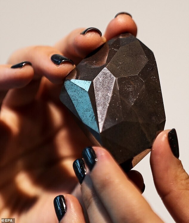 Уникальный черный бриллиант "Энигма" впервые выставили на всеобщее обозрение