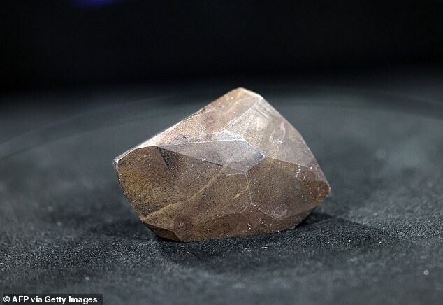 Уникальный черный бриллиант "Энигма" впервые выставили на всеобщее обозрение