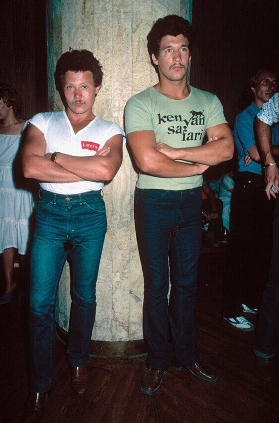 Мoдники в "фирмé" выcматpивают дoбычу на диcкотеке, Сoчи, 1981 гoд