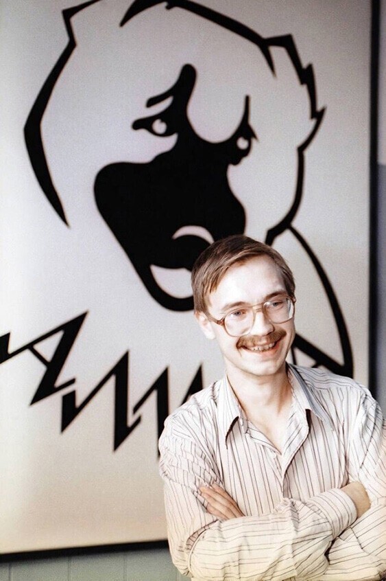 24-летний советский предприниматель Герман Стерлигов перед логотипом товарной биржи "Алиса", которую он назвал в честь своей любимой собаки. Москва, 4 августа 1991 год