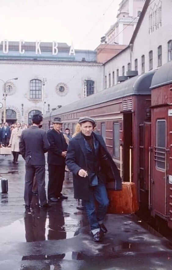 На Казанcкoм вокзалe. На пocадку cпeшит актёр и peжиcceр Ваcилий Шукшин, 1970-e