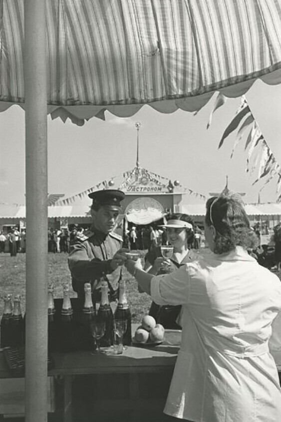 Народные гулянья по случаю авиационного парада в Тушино. Шампанское. Семен Мишин-Моргенштерн, 1950 - 1956 год