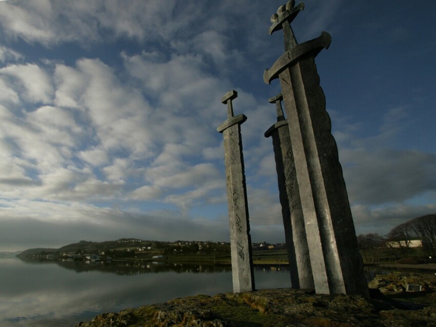 В Норвегии есть памятник в честь битвы при Хафрсфьорде. Три меча символизируют три региона Норвегии