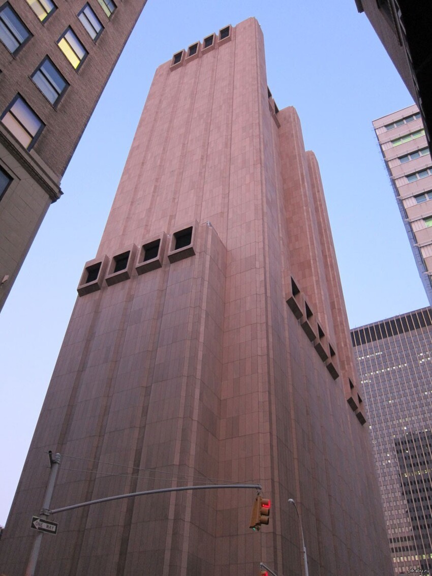 Одна из первых высоток в Нью-Йорке высотой 160 метров. Удивительно, но у этого здания нет окон