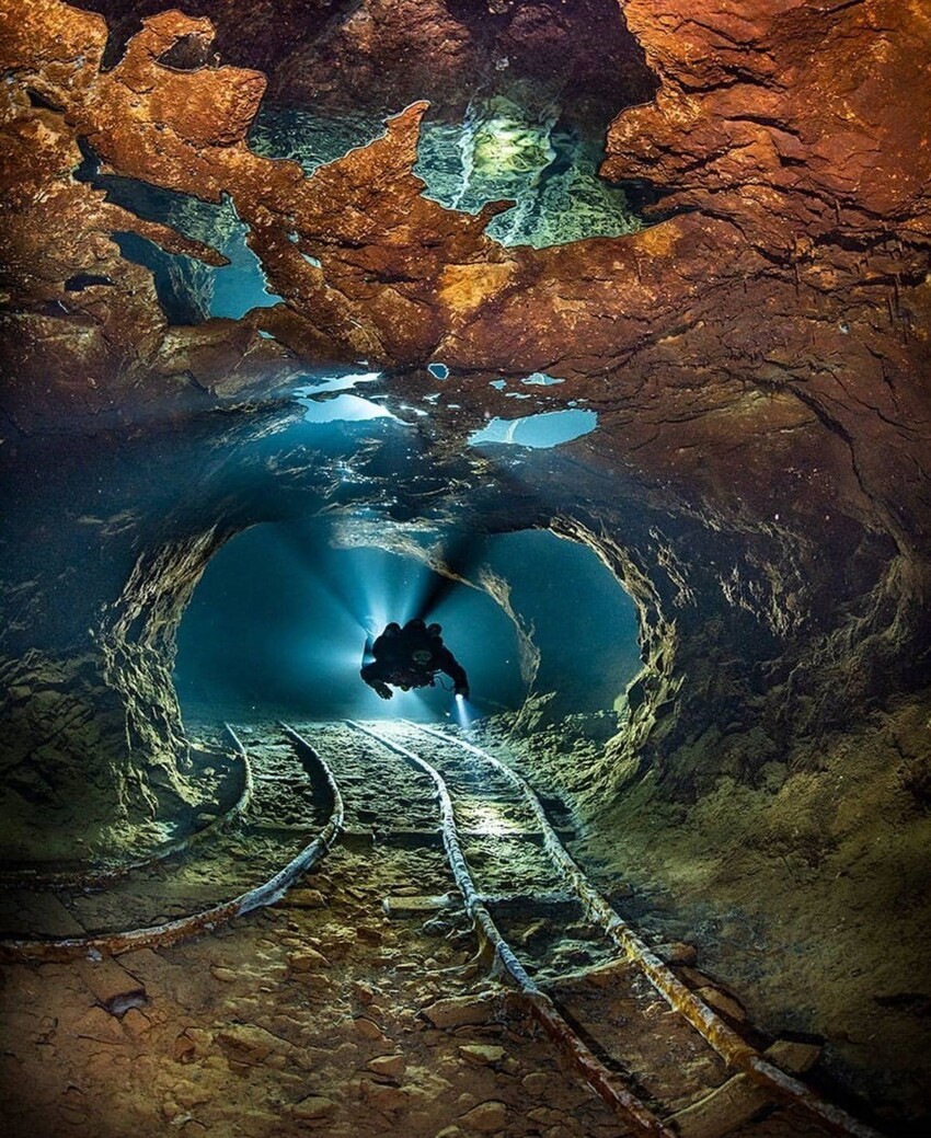 Удивительной красоты затопленная шахта в Словакии, которую теперь используют для фридайвинга