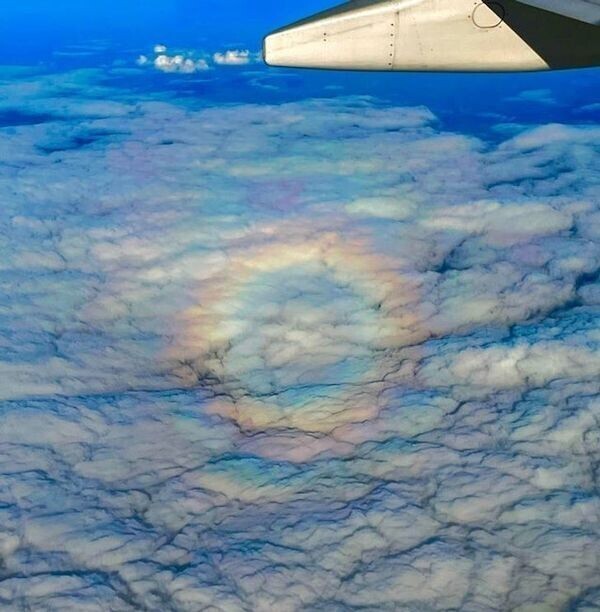 Круглая радуга на облаках