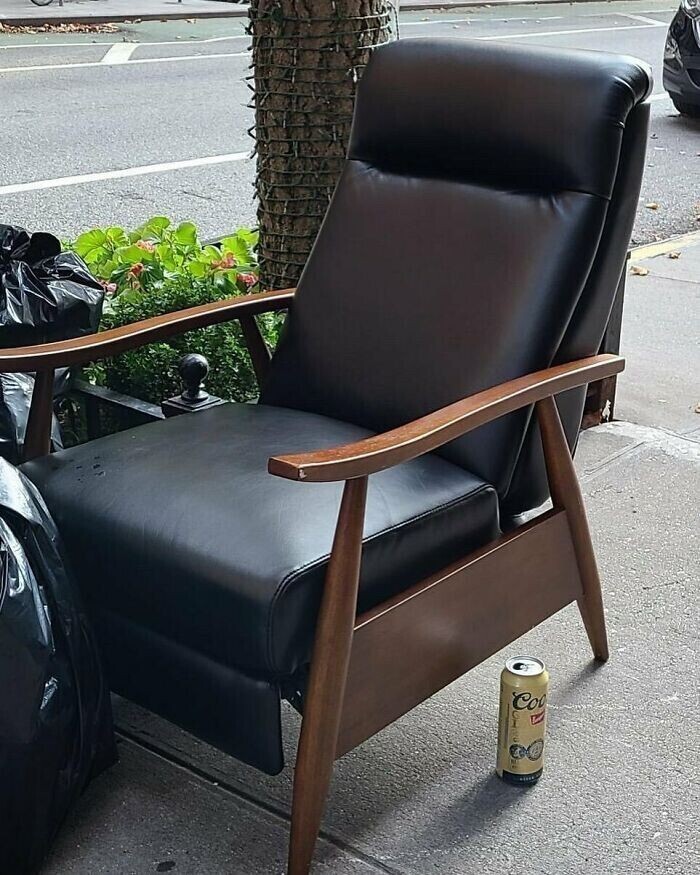 "Похоже, в этом кресле хорошо пить пиво"