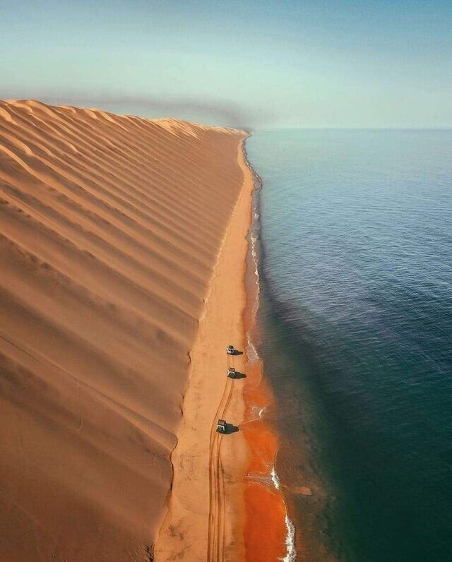 Пустыня в Намибии, дюны встречаются с океаном
