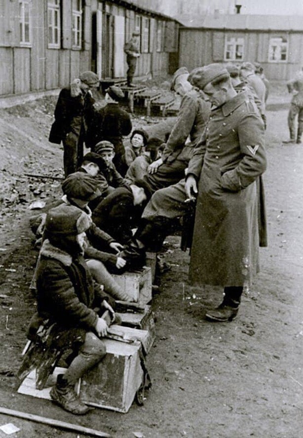 Русские дети чистят сапоги немецких солдат. Ноябрь 1942 года