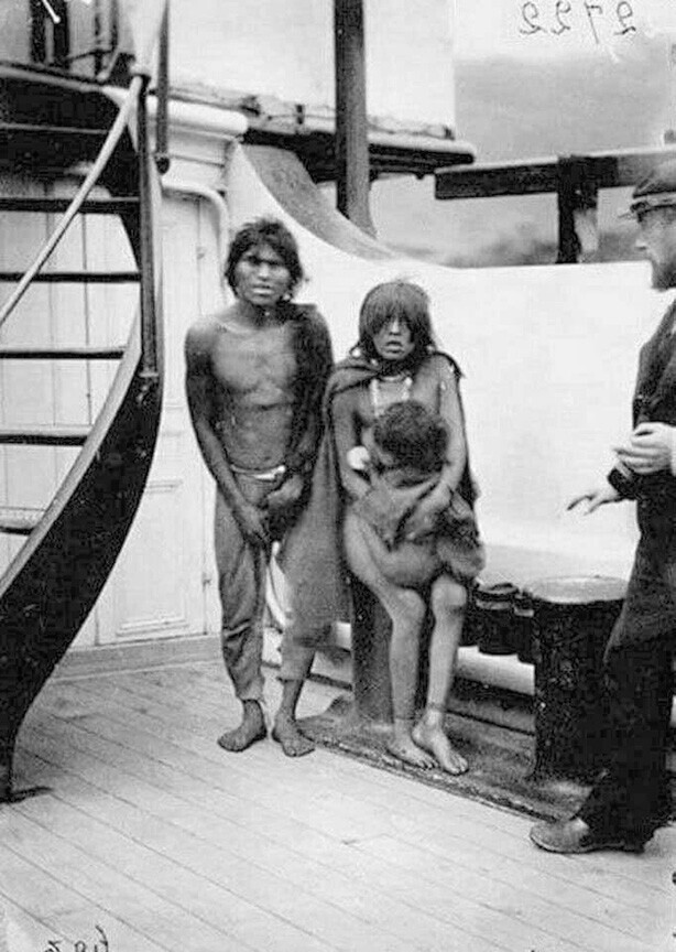 Семью индейцев везут в Европу в качестве новых обитателей зоопарка. 1889 год