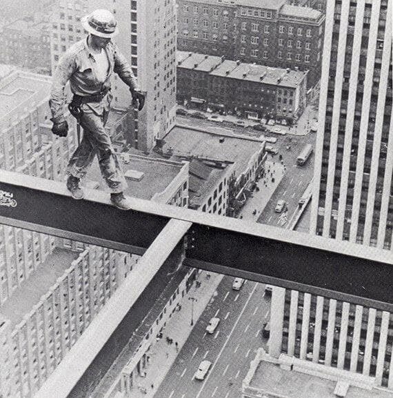 Монтажник-высотник за работой на здании Socony Mobil. США, 1955 год