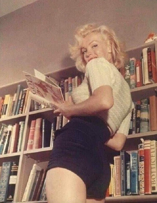 Мэрилин Монро и её домашняя библиотека из 403 книг, 1953 г