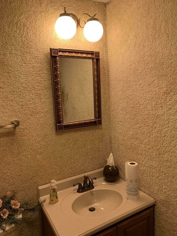 5. Ванная комната с ковровым покрытием на стенах